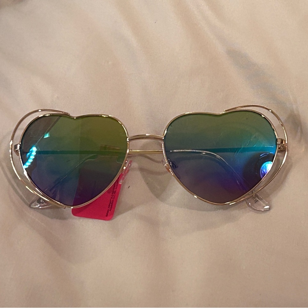 BETSEY JOHNSON NWTS Heart Shaped Sunglasses Iridescent Len's & Brand Logo Accent